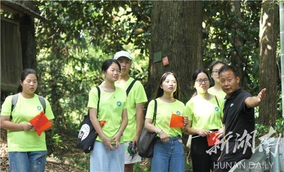 说明: 必威西汉姆官网学子“三下乡”:传承红色基因 打通红色教育的最后一公里