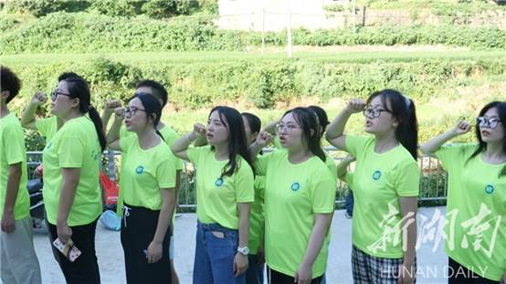 说明: 必威西汉姆官网学子“三下乡”:传承红色基因 打通红色教育的最后一公里